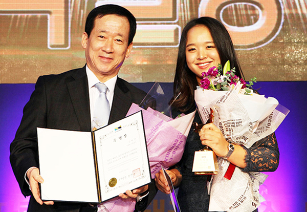 특별상을 받은 LPGA 김세영 프로골프 선수(우)와 국기원 오현득 부원장(좌)의 기념사진(제공: 국기원)