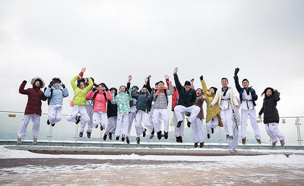 태권도원 전망대서 단체사진을 찍는 참가자들(제공: 태권도진흥재단)