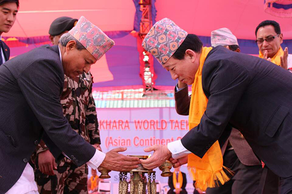 아시아태권도한마당(네팔) 개회식에서 국기원 오현득 부원장(사진 오른쪽)과 네팔 BHIM BAHADUR RAWAL 부총리(사진 왼쪽)이 성화에 불을 붙이는 모습